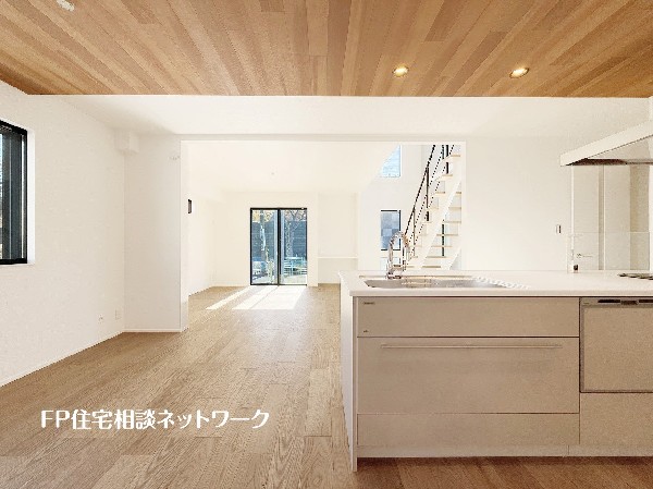 ペニュンシュラキッチンは解放感があり、リビングやダイニングに向かってキッチンがあるので、調理しているときもリビングとの一体感を感じることができます。