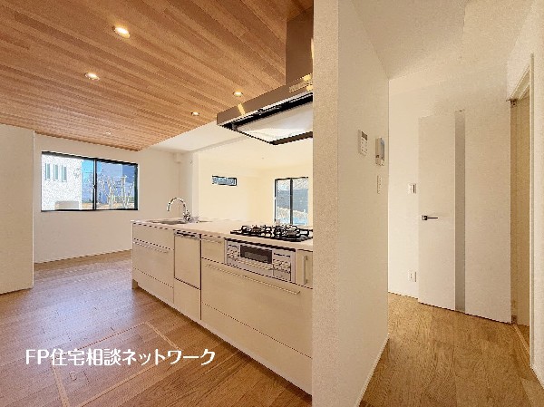 ペニュンシュラキッチンですので、出来上がったお料理をカウンターに並べてお子様が運ぶなど、お手伝いの時間も増えそうですね。何気ないことから深まるコミュニケーションが大切です。