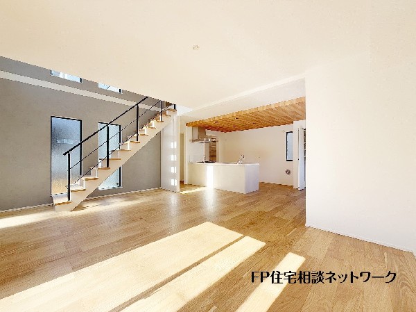 オープンな空間を生み出す、広がりとゆとり。家族と過ごす時間を大切にしたい方にぴったりのゆとりある住空間です。日差しがリビングの隅々までしっかりと届きます。