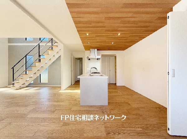 家族だんらんのスペースとなるリビング。家具の配置がしやすい広さを確保しつつ、窓が多い設計は色々な角度から光が取り込めるこだわりの間取りです。