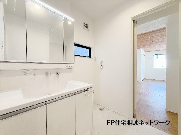 鏡の裏に収納棚を確保した三面鏡を採用。化粧品や歯ブラシなどを機能的に収納。また、三面鏡の本当の利点は三枚の鏡を合わせることで、頭の側面や背面が見れること。