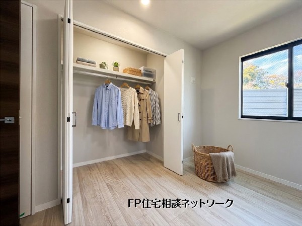 【クローゼット】  本画像はAIがCGで衣類・小物を作成しており、実際の現地に衣類・小物は設置されておりません。また、販売価格に衣類・小物等は含まれておりません。