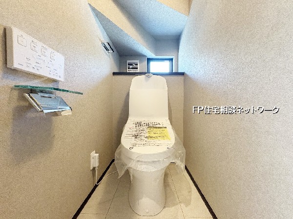 【トイレ】  類似同仕様、施工例のため分譲中の建物とは外壁、屋根開口部等の形状・仕様が異なります。