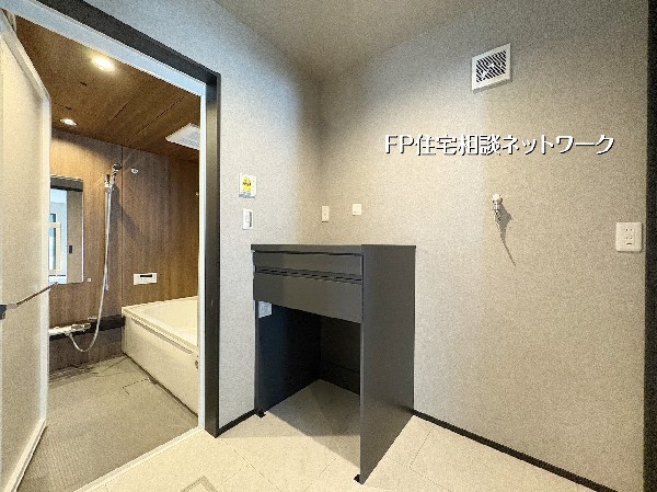 【ガス乾燥機置場】  類似同仕様、施工例のため分譲中の建物とは外壁、屋根開口部等の形状・仕様が異なります。