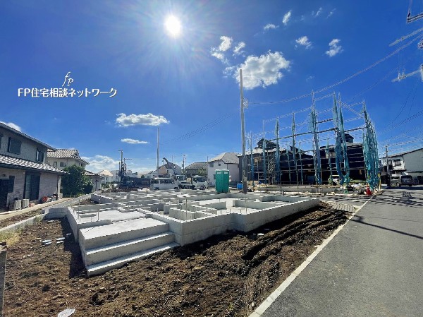 外観:陽光あふれる住宅街に、新しい街並みが誕生します。穏やかな環境の中で、家族が安心して暮らせる住まいづくりが進行中です。