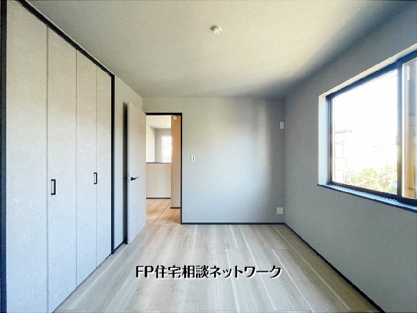 【洋室│4.5帖】  コンパクトながら機能的な4.5帖の洋室。壁一面のクローゼットに荷物をすっきり収納でき、居住スペースを有効活用できます。明るい日差しが差し込む、居心地の良いプライベート空間です。