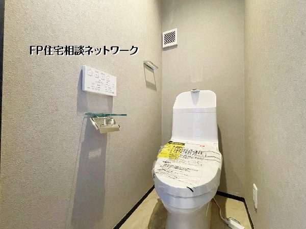【トイレ】  清潔感のあるトイレ空間。節水機能付きの設備で毎日の暮らしにやさしく、ストレスのない使い心地を実現します。