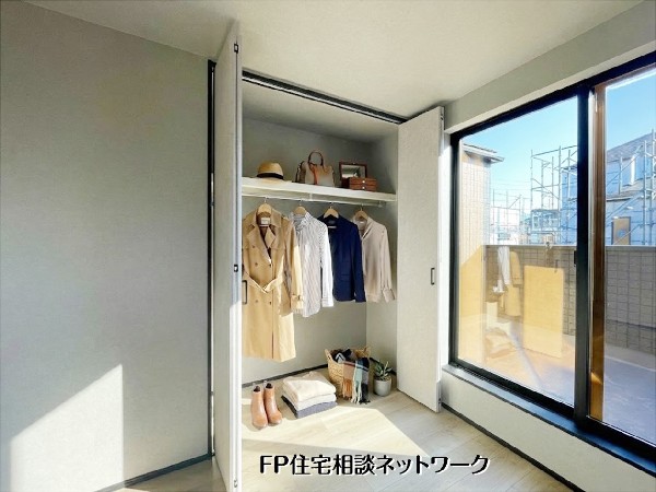 【クローゼット】  本画像はAIがCGで衣類作成しており、実際の現地に衣類は設置されておりません。また、販売価格に衣類等は含まれておりません。