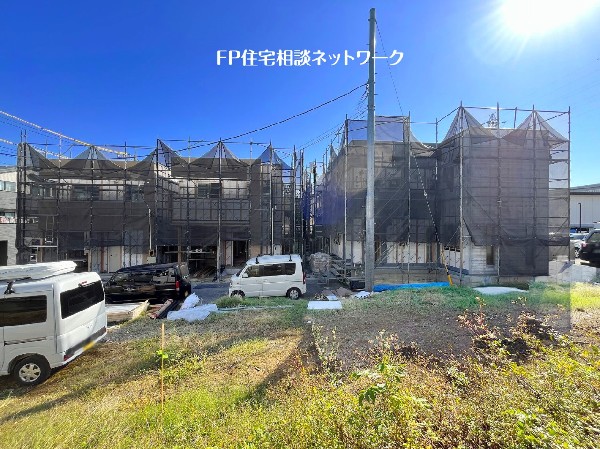 外観:前面道路はゆとりの幅員で敷地と道路に高低差が無いので車の運転が苦手な方でも安心です。