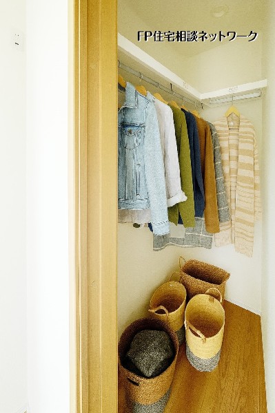 【ウォークインクローゼット】  本画像はAIがCGで衣類を作成しており、実際の現地に家具は設置されておりません。また、販売価格に家具等は含まれておりません。