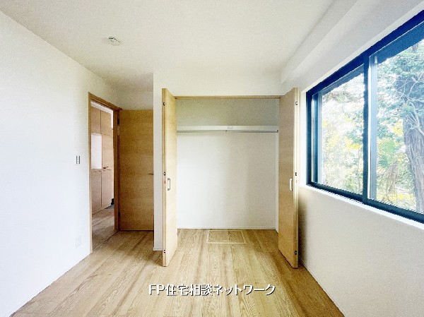 大きな窓から光が差し込む明るい洋室。広々としたクローゼット付きで収納力も十分。家具の配置がしやすいシンプルな間取りで快適なプライベート空間。