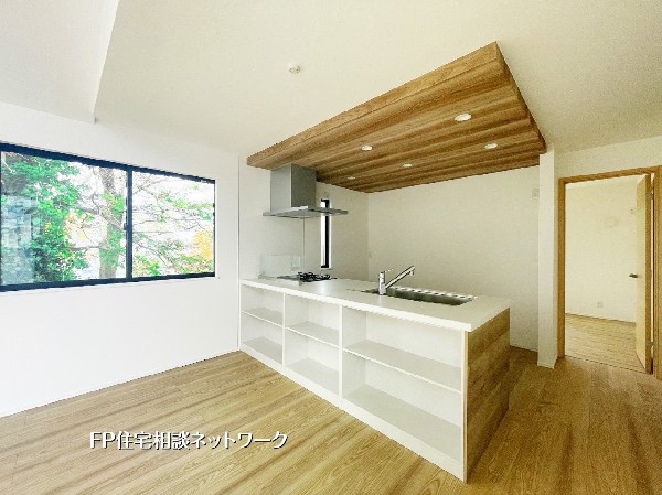 吹抜天井と大開口の窓が生む圧倒的な開放感。自然光がたっぷり差し込む明るいLDKで、どこにいても心地よく過ごせる空間。家族が集まる快適な住まいです。