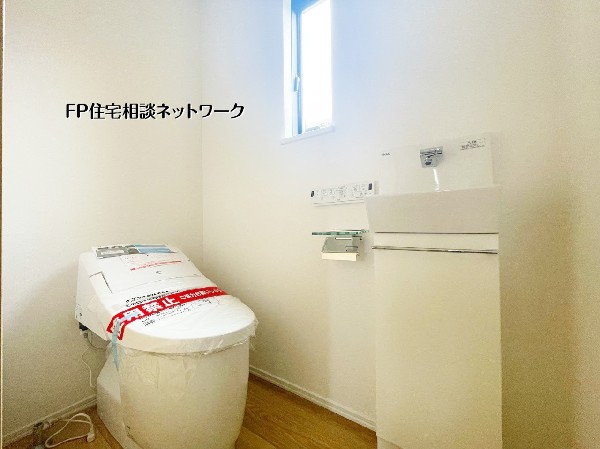 小窓から光が入る明るいトイレ空間。手洗いカウンター付きで衛生的に使えます。シンプルで清潔感のあるデザインが毎日の暮らしを快適にしてくれます。