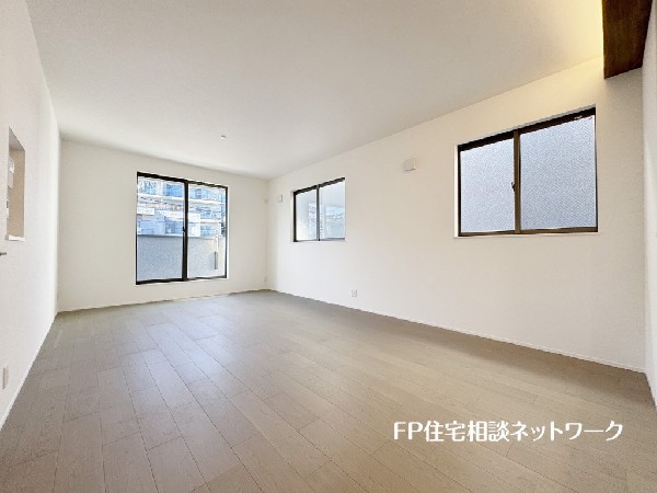 オープンな空間を生み出す、広がりとゆとり。家族と過ごす時間を大切にしたい方にぴったりのゆとりある住空間です。日差しがリビングの隅々までしっかりと届きます。