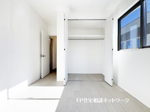 白を基調にしたフローリングは心地よく飽きのない色合いで、カーテン、家具などのインテリアを合わせやすいのもうれしい。