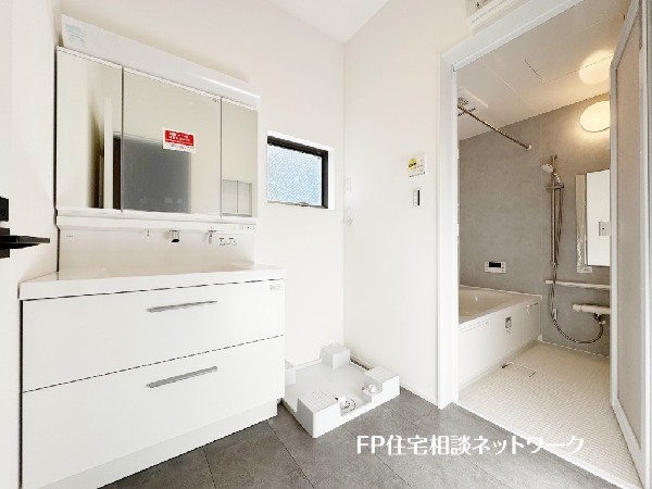 鏡の裏に収納棚を確保した三面鏡を採用。化粧品や歯ブラシなどを機能的に収納。また、三面鏡の本当の利点は三枚の鏡を合わせることで、頭の側面や背面が見れること。