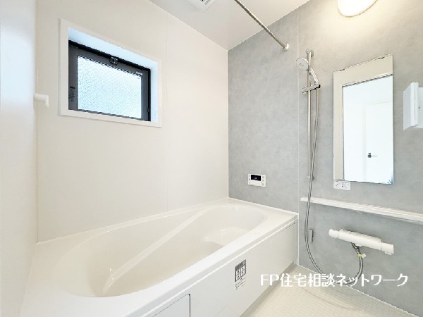 ゆったり入れる一坪バス。足を伸ばして入れるサイズは一日の疲れを癒すのに嬉しい広さ。お子様と一緒の入浴でも充分な広さです。