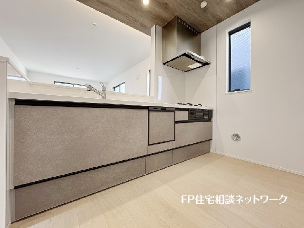 毎日使うキッチンが綺麗で清潔ならお料理を作るのも楽しくなりますよね。機能性とデザイン性を兼ね備えた嬉しいキッチン。