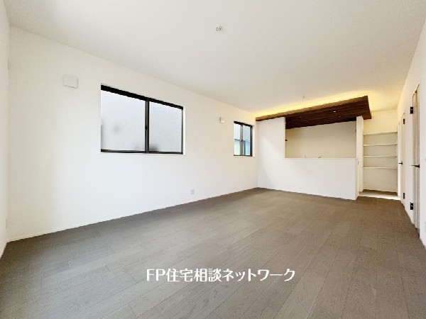 家族だんらんのスペースとなるリビング。家具の配置がしやすい広さを確保しつつ、窓が多い設計は色々な角度から光が取り込めるこだわりの間取りです。