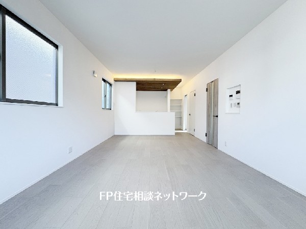 想像以上の質感が訪れる者の心を離さない。フローリング素材、窓の配置、壁面タイル、カラーバランス、どれをとってもワンランク上の仕上がり。