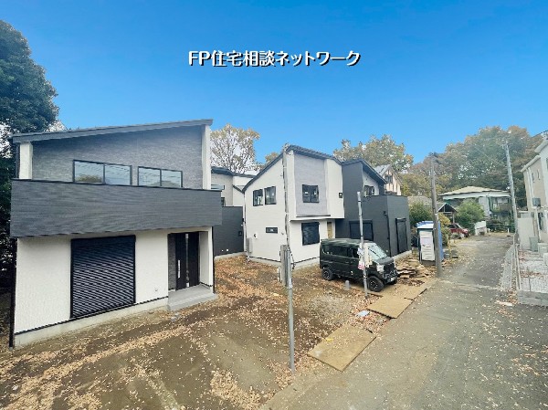 外観:緑豊かな環境が広がる閑静な住宅街。前面道路も広く、開放感のある立地が魅力です。落ち着いた住環境で、ゆとりある新生活を叶えられます。