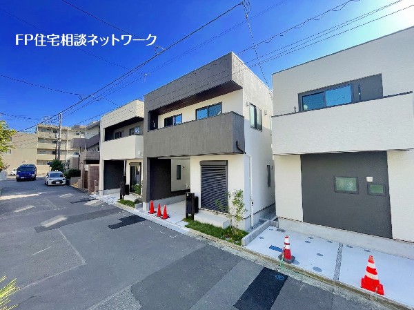 外観:【類似外観同仕様】施工例のため分譲中の建物とは外壁、屋根開口部等の形状・仕様が異なります。