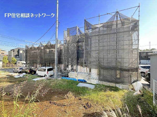 外観:前面道路はゆとりの幅員で敷地と道路に高低差が無いので車の運転が苦手な方でも安心です。