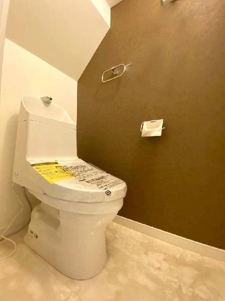 【建物プラン例　建物価格2180万円（税込）建物面積面積98m2】ウォシュレット、暖房便座機能付のトイレです。従来型に比べ節水効果があり、お手入れもしやすい一体型。