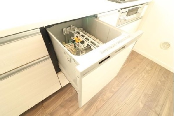 【建物価格2180万円（税込）建物面積面積98m2】あったらいいなの代表的な設備である食洗機。ビルトイン型なので、おさまりもよく、使い勝手も良好です。