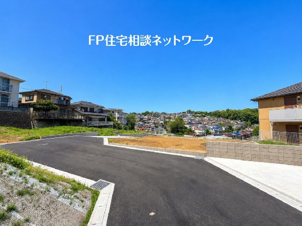 外観:閑静な住宅地で子育て家族にピッタリ。毎日のお散歩も快適な緑に恵まれたエリアで、自然に包まれた穏やかな暮らしを実現するための、ゆとりある住環境が整っています。