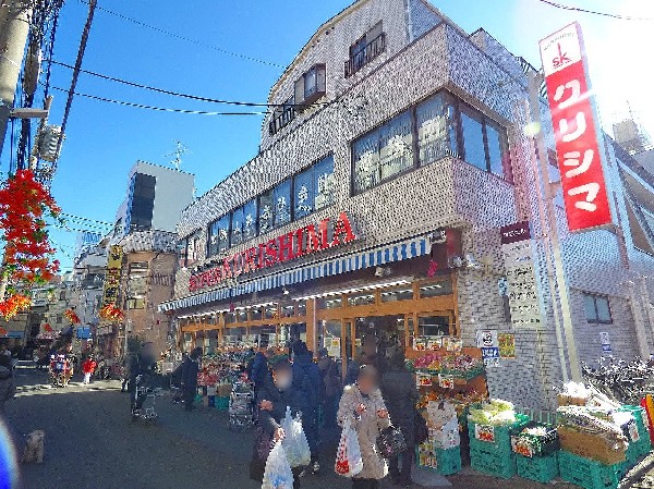 周辺環境:スーパー クリシマ 新城駅前店(部門によっては各店で独自の品揃えをしております。「今日は何があるかな？」新しい発見があるかも知れません！)