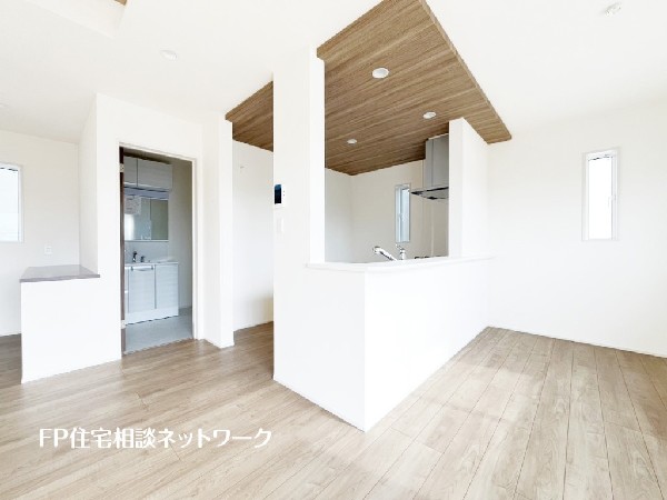 対面式のカウンターキッチンですので、出来上がったお料理をカウンターに並べてお子様が運ぶなど、お手伝いの時間も増えそうですね。