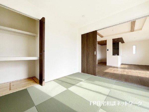 多用途で使える和室付きです。お客様がいらっしゃった時の客間、お子様の遊び場、寝転がってのんびり休日を過ごす癒しの場などがあるのは嬉しいですね。