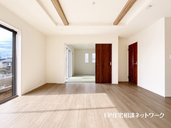 24.25帖の広々ＬＤＫ。ダイニングテーブルやソファーなどの家具もしっかりと配置できます。ゆとりの広さの空間でご家族だんらんの時間をお過ごしください.