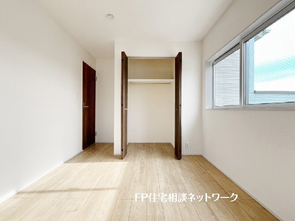 収納力が豊富な大型クローゼット。普段着やスーツはもちろんのこと、コート類などもしっかり掛けられます。奥行きもあり、部屋がスッキリしますね。