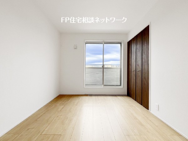 大きな窓で日差しを長時間受ける事が出来る暖かいお部屋です。もちろんペアガラスで、遮音性にも優れ、結露も発生しにくい構造。