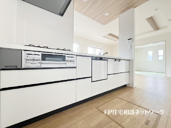 新しいキッチンは食事の支度も楽しく出来る。お手伝いをしてくれるお子様と並びながら準備や片付けが出来るキッチンは、ご家族のコミュニケーションを育む場として活躍します。