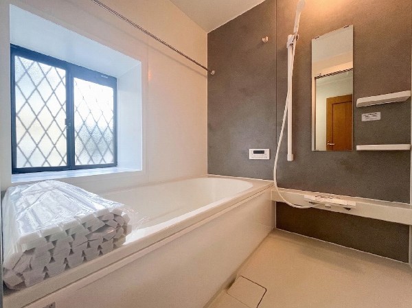 ご家族との憩いの場として、一日の疲れを癒す場として、ゆったりと足を伸ばしてくつろげる綺麗で清潔感のある色味の浴室。気持ちの良い光と爽やかな風をたっぷりと取りこめる開閉式の窓も設置しています。