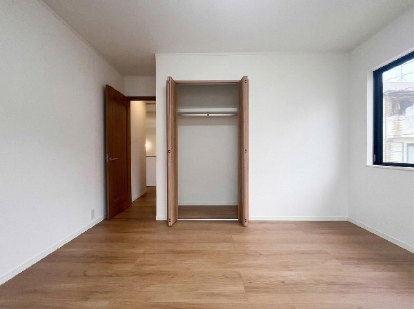 収納力が豊富な大型クローゼット。普段着やスーツはもちろんのこと、コート類などもしっかり掛けられます。奥行きもあるので、収納ボックスをそのままクローゼットの中へ。部屋にものが出ずスッキリしますね。