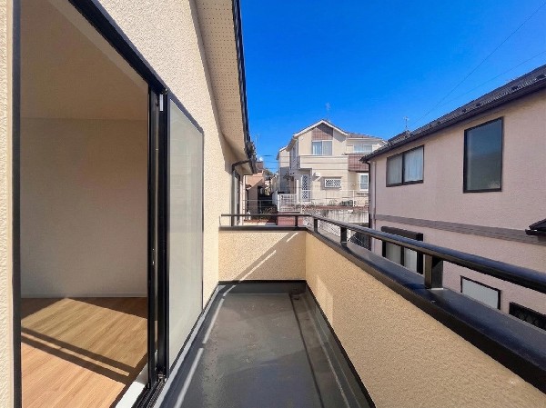 南からの明るい光が差しこむ陽だまりの空間。南に大きく面したバルコニーでお洗濯も干せばあっという間に乾きそうで家事もスムーズにこなせますね！乾いたお洗濯物からは太陽の匂いが感じられる心地よさ。