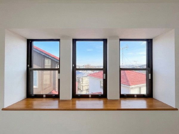 落ち着きある住宅街、周囲には高い建物がなく、空が広く開放感があり、陽当りを大きく遮られることもありません。気持ちの良い風が通り抜ける街並みです。