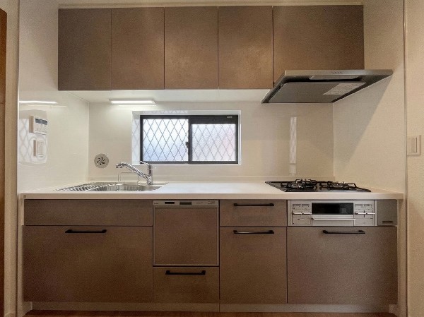 毎日使うキッチン周りが綺麗で清潔に保たれていると、お料理を作るのも楽しくなりますよね。おしゃれなペンダントライトや飾り棚など、機能性とデザイン性を持たせたキッチンで気持ちよくお料理が出来そうです。