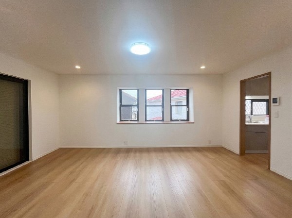 ご家族だんらんのスペースとなるリビング。家具の配置がしやすい広さを確保しつつ、窓が多い設計は色々な角度から光が取り込めるこだわりの間取りです。