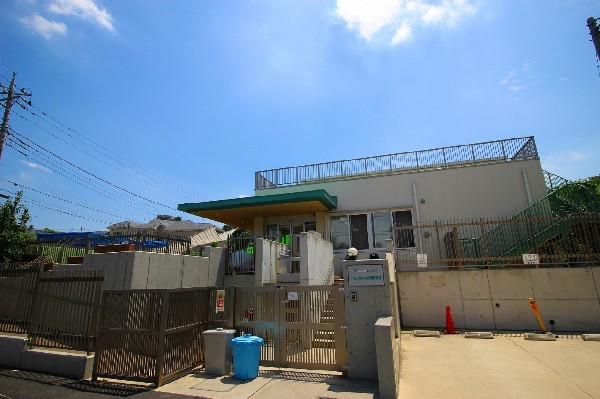 周辺環境:ティンクルくぬぎ坂保育園( 自分で考えて行動できる、明るくて思いやりのあるこどもに育てたいをモットーに教育しています。)