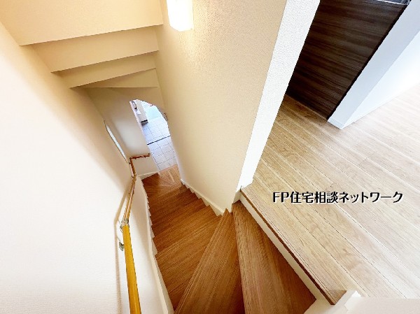 緩やかな踏み面と手すり付きで上り下りのしやすい安心設計の階段。玄関へ続く明るい動線が、帰宅時にほっと落ち着ける空間を作ります。