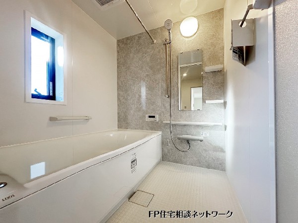 明るい高窓と優しい色合いのアクセントパネルが心地よさを演出するバスルーム。ゆったり浸かれる浴槽と滑りにくい床で安心。毎日の入浴時間が楽しみになる癒しの空間です。