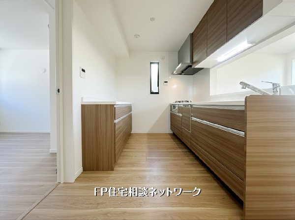 【キッチン】  本画像はAIがCGでカップボードを作成しており、実際の現地に家具は設置されておりません。また、販売価格に家具等は含まれておりません。