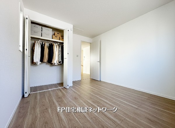 【洋室】  本画像はAIがCGで衣類を作成しており、実際の現地に家具は設置されておりません。また、販売価格に家具等は含まれておりません。