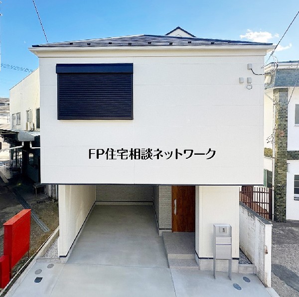 外観:スッキリとした白い外観が映える新築住宅。陽当たり良好で、屋根付きの広い駐車スペースが雨の日も安心。周辺には生活利便施設も揃い、快適な新生活が始まります。