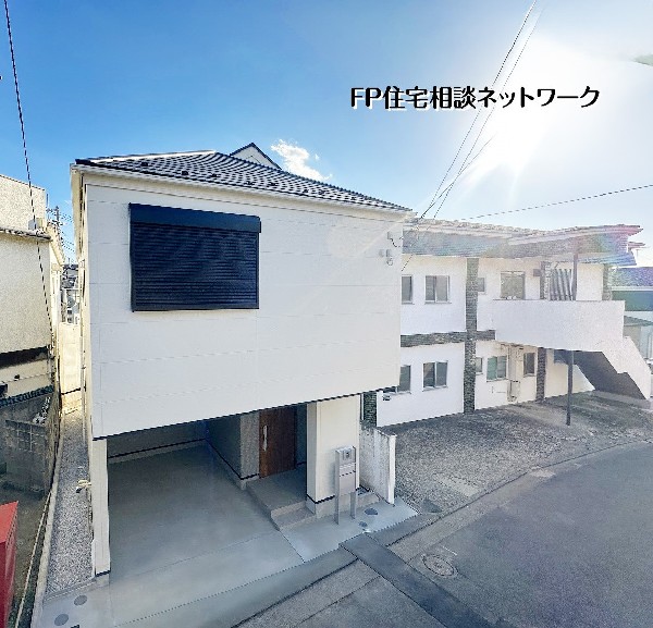 外観:温かみある木目と白を基調とした明るい玄関ホール。大きな鏡付き収納で身支度もスムーズに。奥へと続く開放的な動線が、帰宅時に心地よいひとときを演出します。